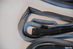 Alternative view of Deurrubberset W123 Sedan vroeg v.nr. 1237200178 1237200278 1237300178 1237300278