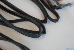 Alternative view of Portierrubber set W124 origineel 4-deurs v.nr. 124720730
