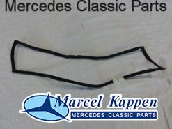 Achterlamprubber rechts origineel W111 W112 v.nr. 1118260258