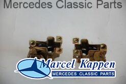 Motorkapslot 2e serie links en rechts v.nr. 1268801160 en v.nr. 1268801260 NOS